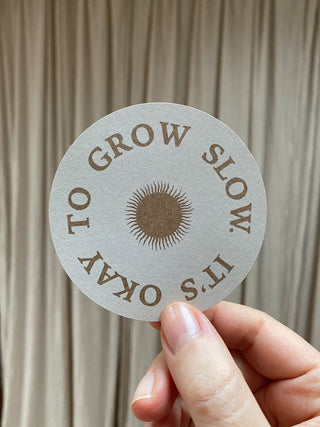 IT'S OKAY TO GROW SLOW - STICKER AUS KRAFTPAPIER -