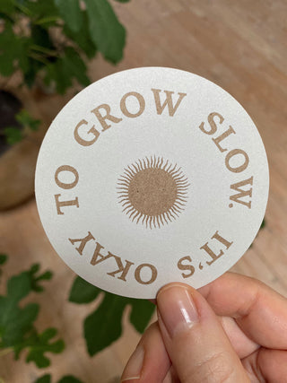 IT'S OKAY TO GROW SLOW - STICKER AUS KRAFTPAPIER -